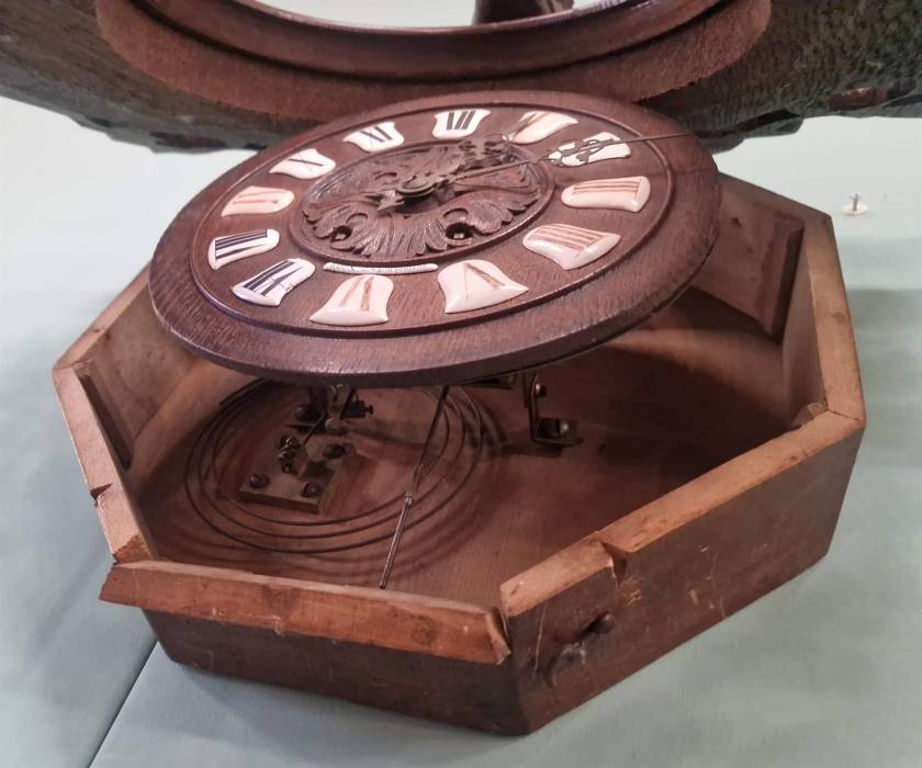 Mednieku stila sienas pulkstenis 