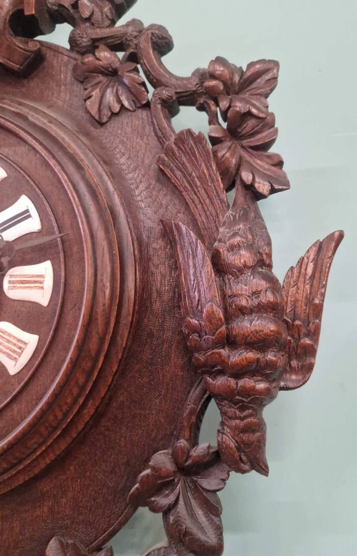 Mednieku stila sienas pulkstenis 