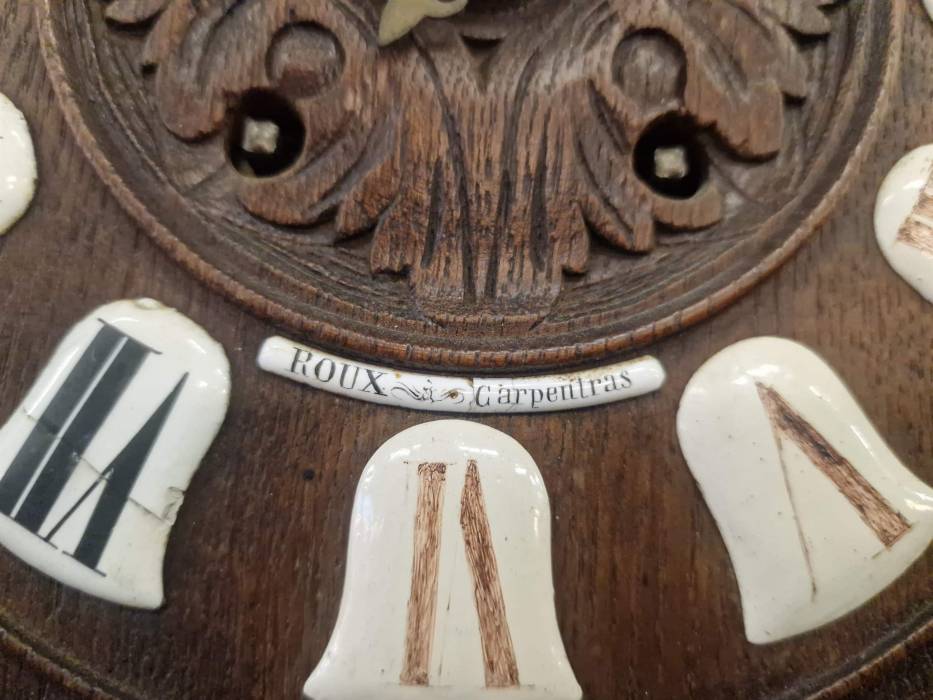 Mednieku stila sienas pulkstenis 