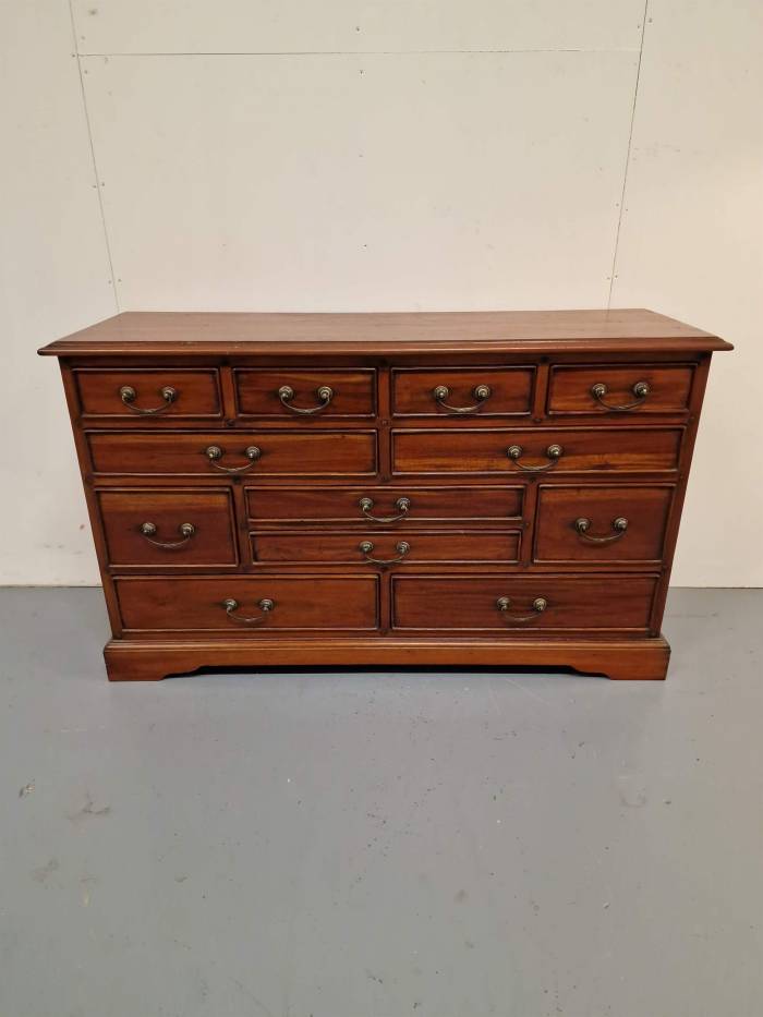 Комод из красного дерева 