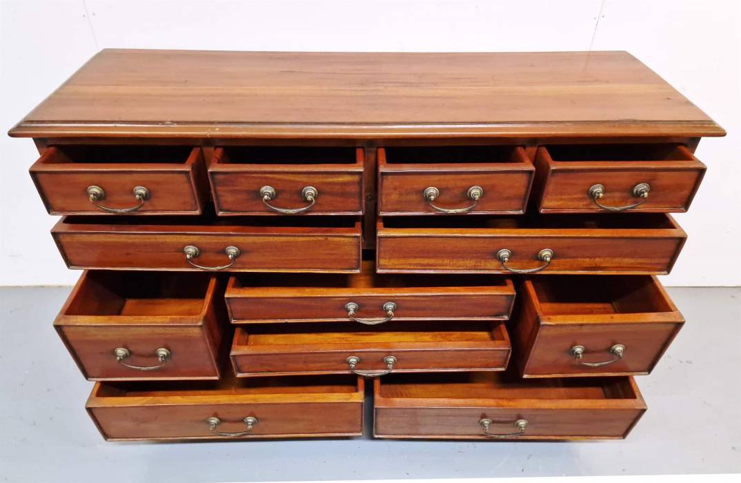 Комод из красного дерева 