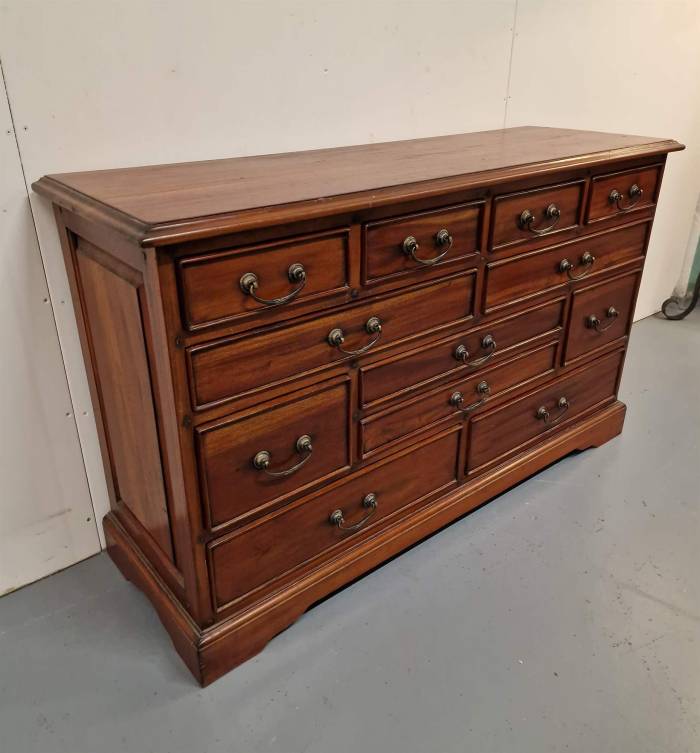 Комод из красного дерева 
