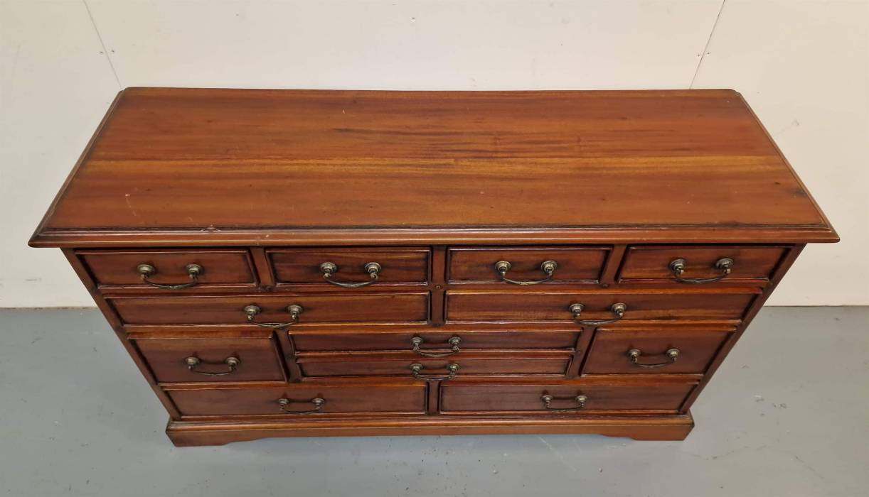 Комод из красного дерева 