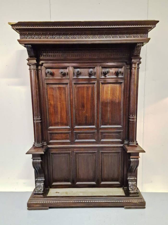 Элегантная вешалка для одежды в прихожую 