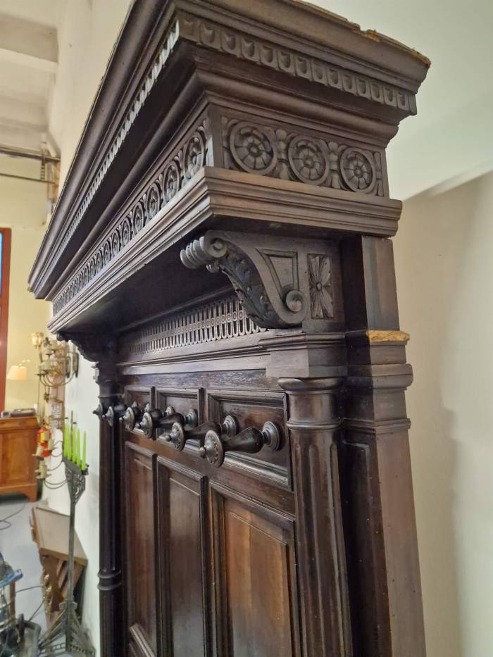 Элегантная вешалка для одежды в прихожую 