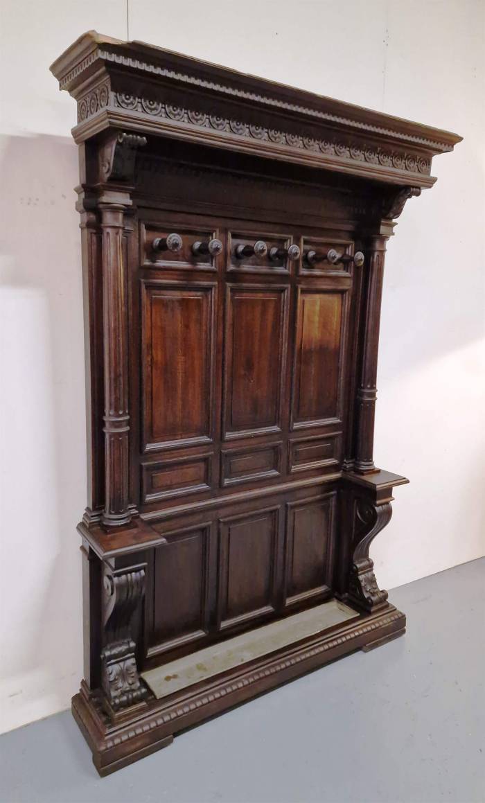 Элегантная вешалка для одежды в прихожую 