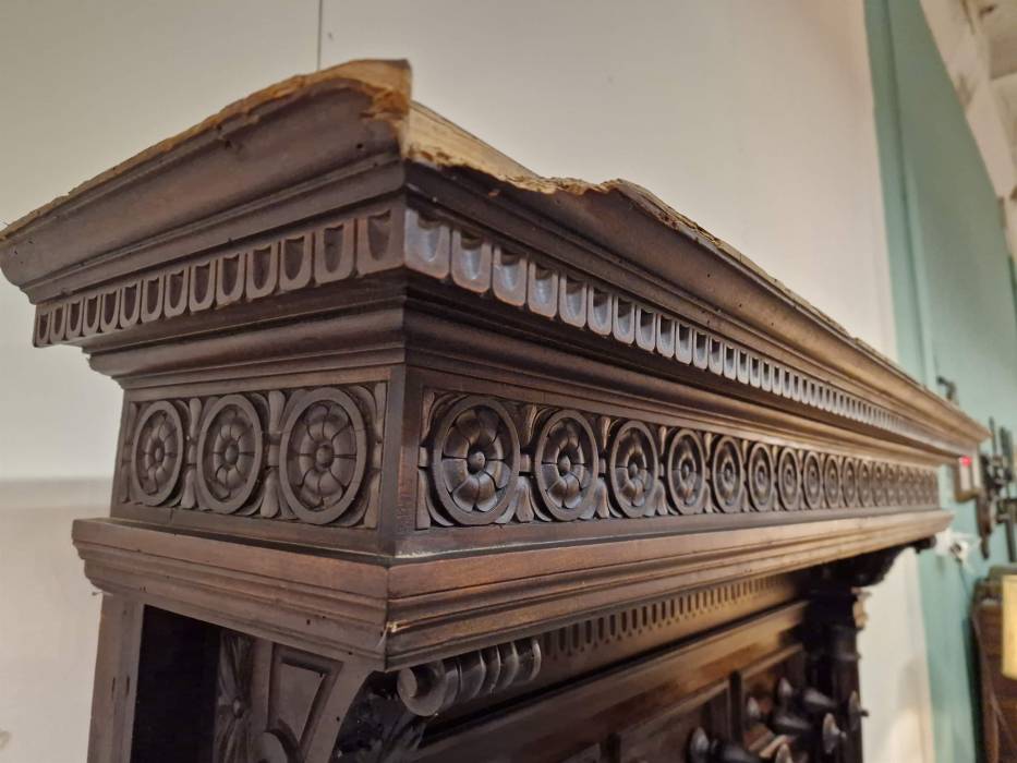 Элегантная вешалка для одежды в прихожую 