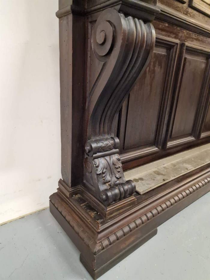 Элегантная вешалка для одежды в прихожую 