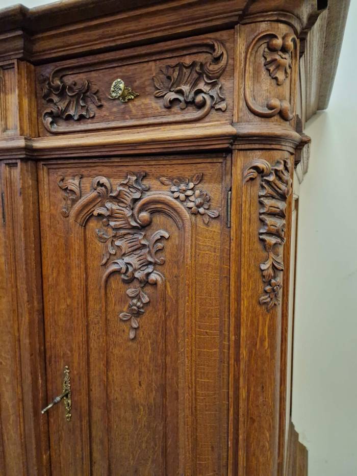 Буфет с красивой резьбой 