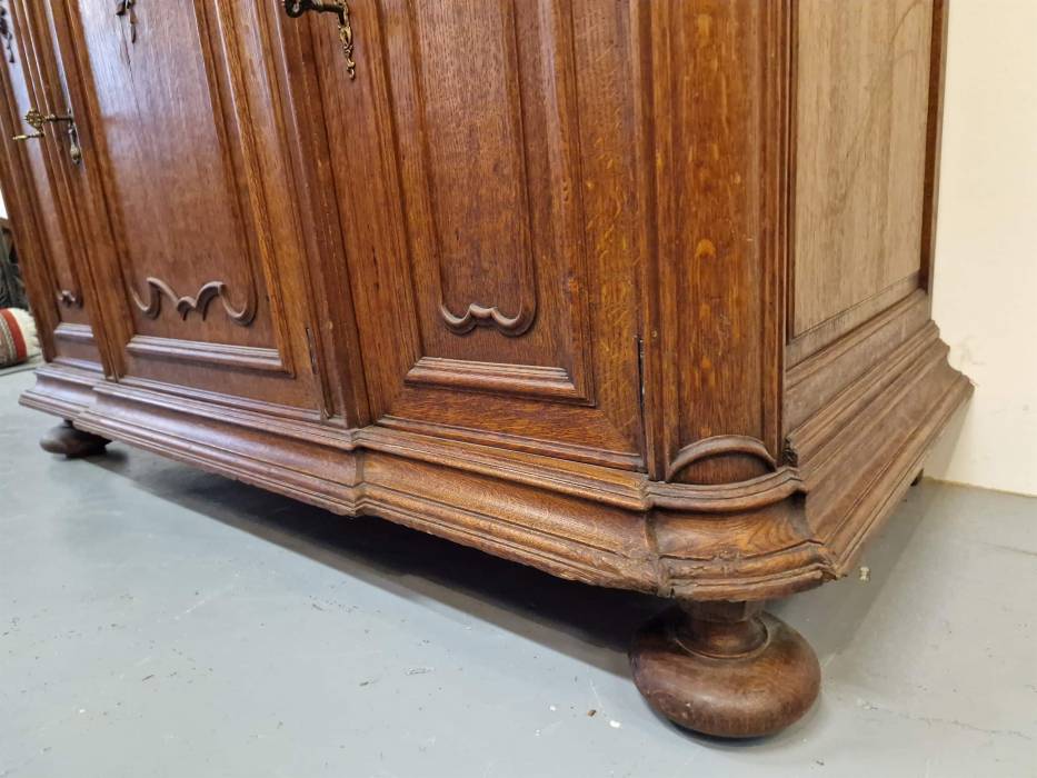 Буфет с красивой резьбой 