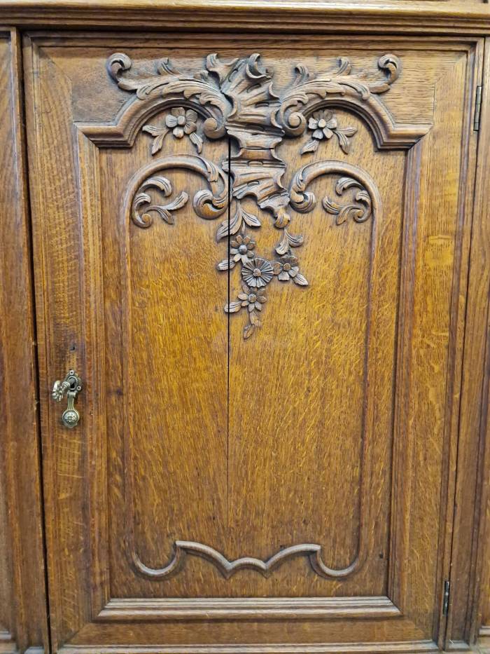 Буфет с красивой резьбой 