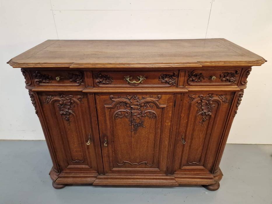 Буфет с красивой резьбой 