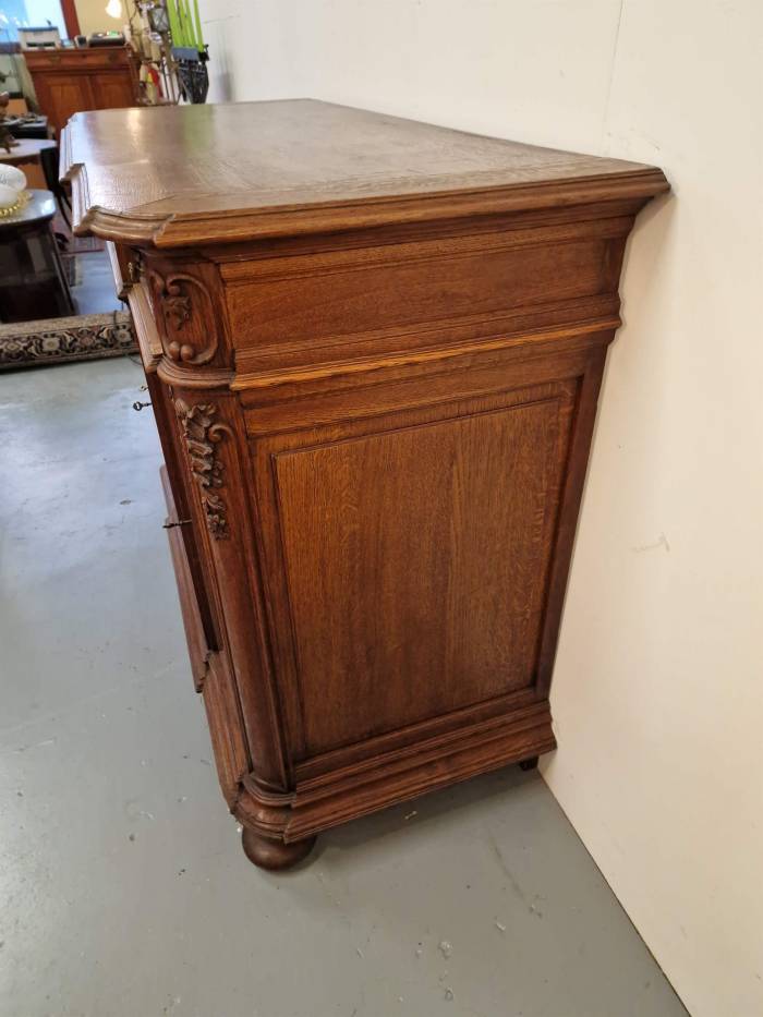 Буфет с красивой резьбой 