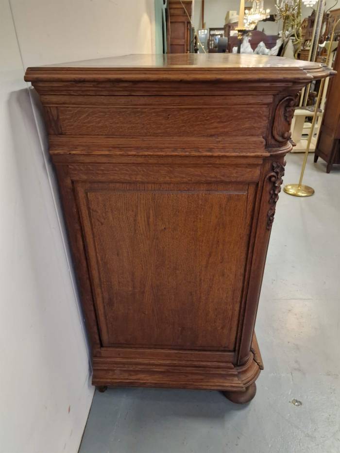 Буфет с красивой резьбой 