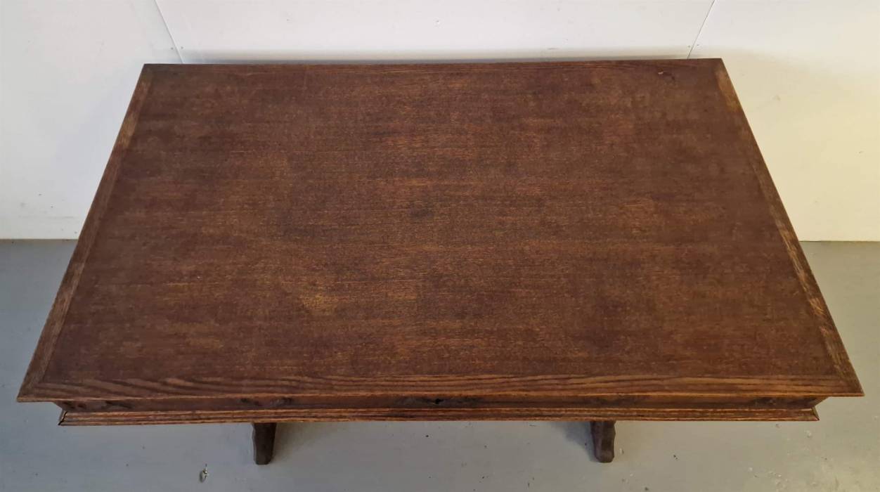 Bureau de style gothique 