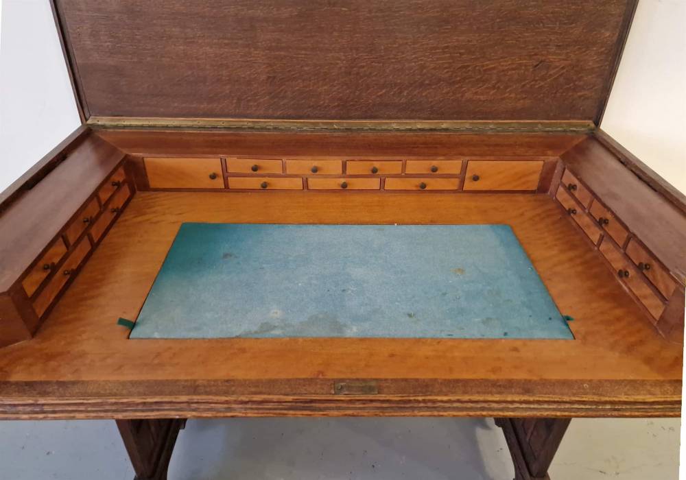 Bureau de style gothique 