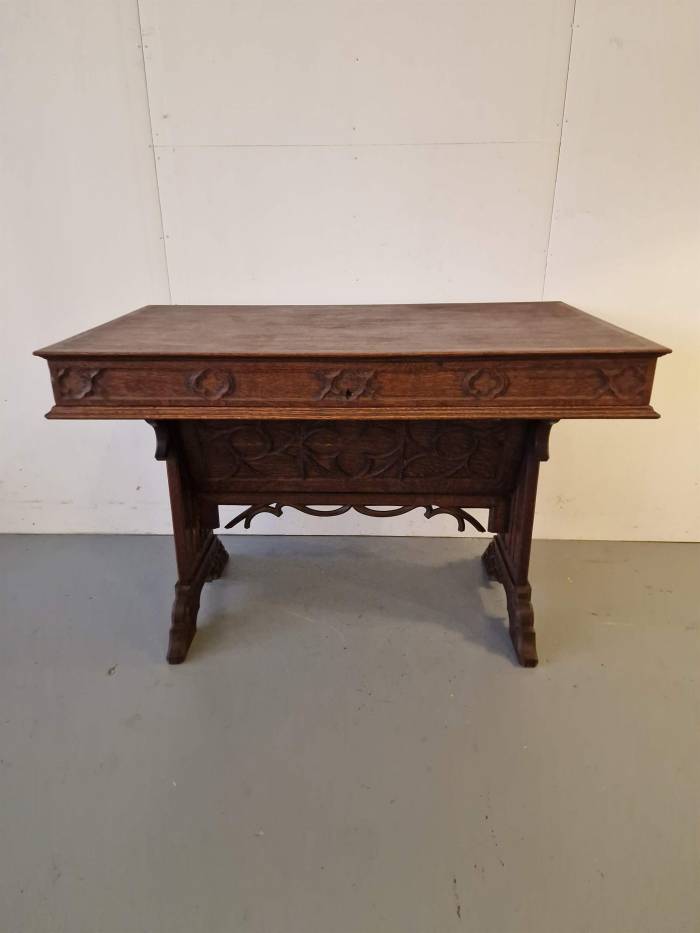 Bureau de style gothique 