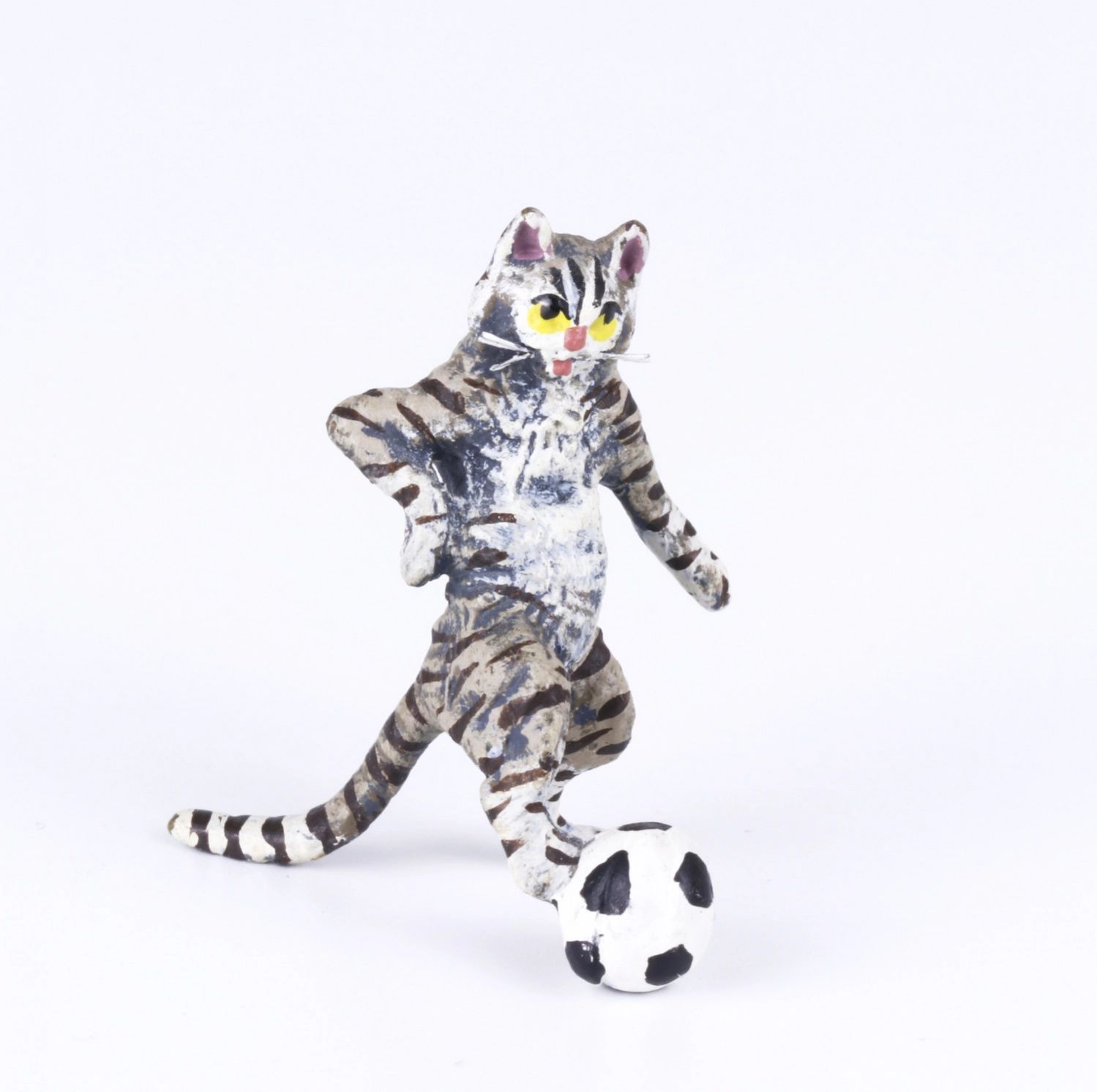 Cat-football-player-Vienna-bronze