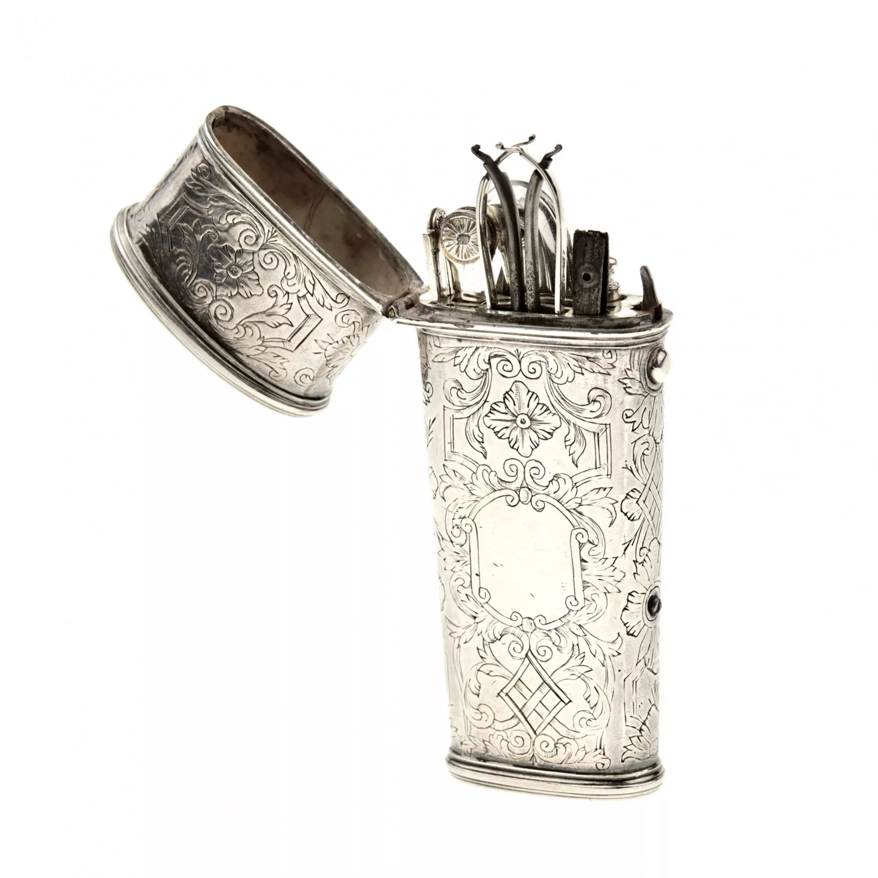 Silver-travel-necessaire-from-the-18th-century