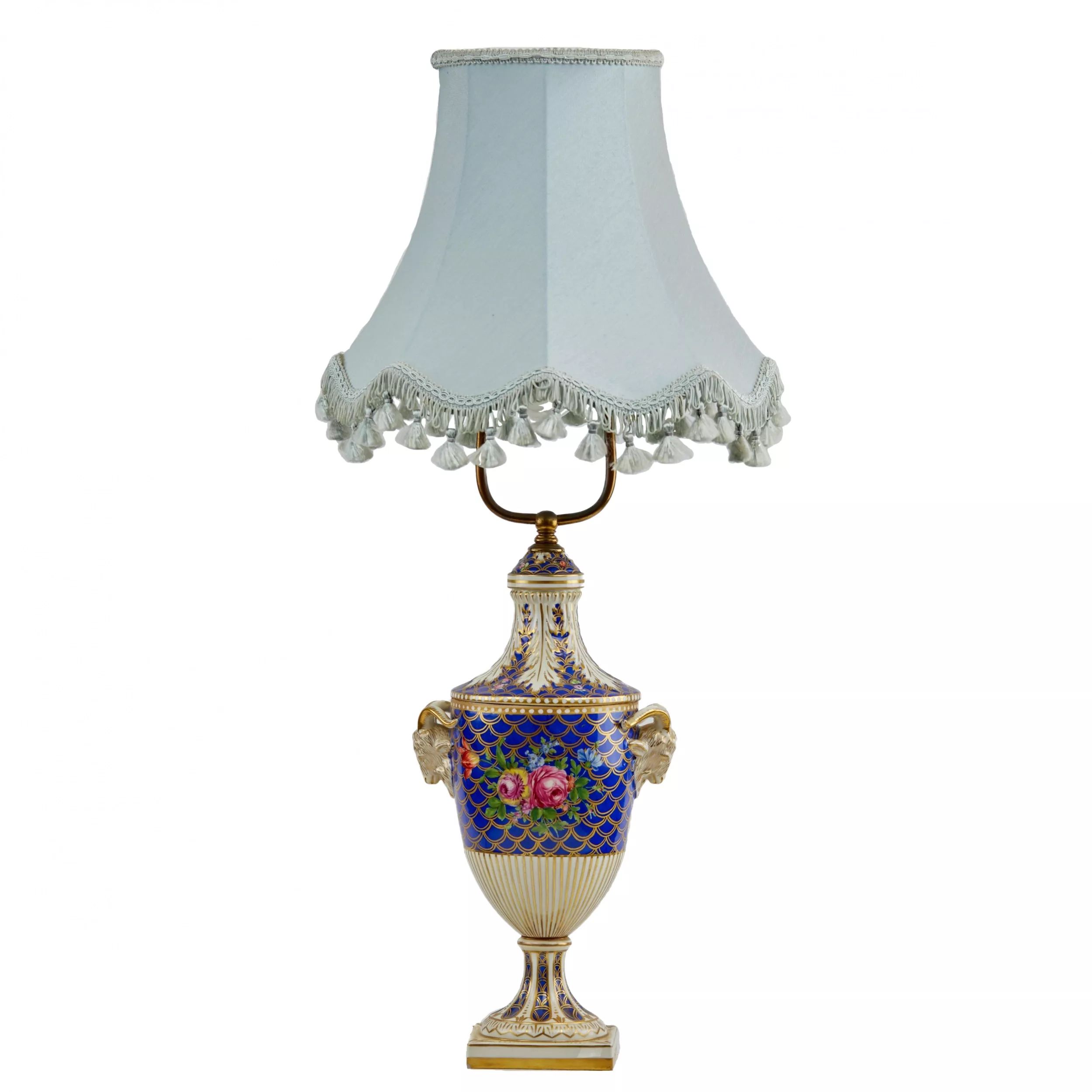 Table-lamp-with-porcelain-