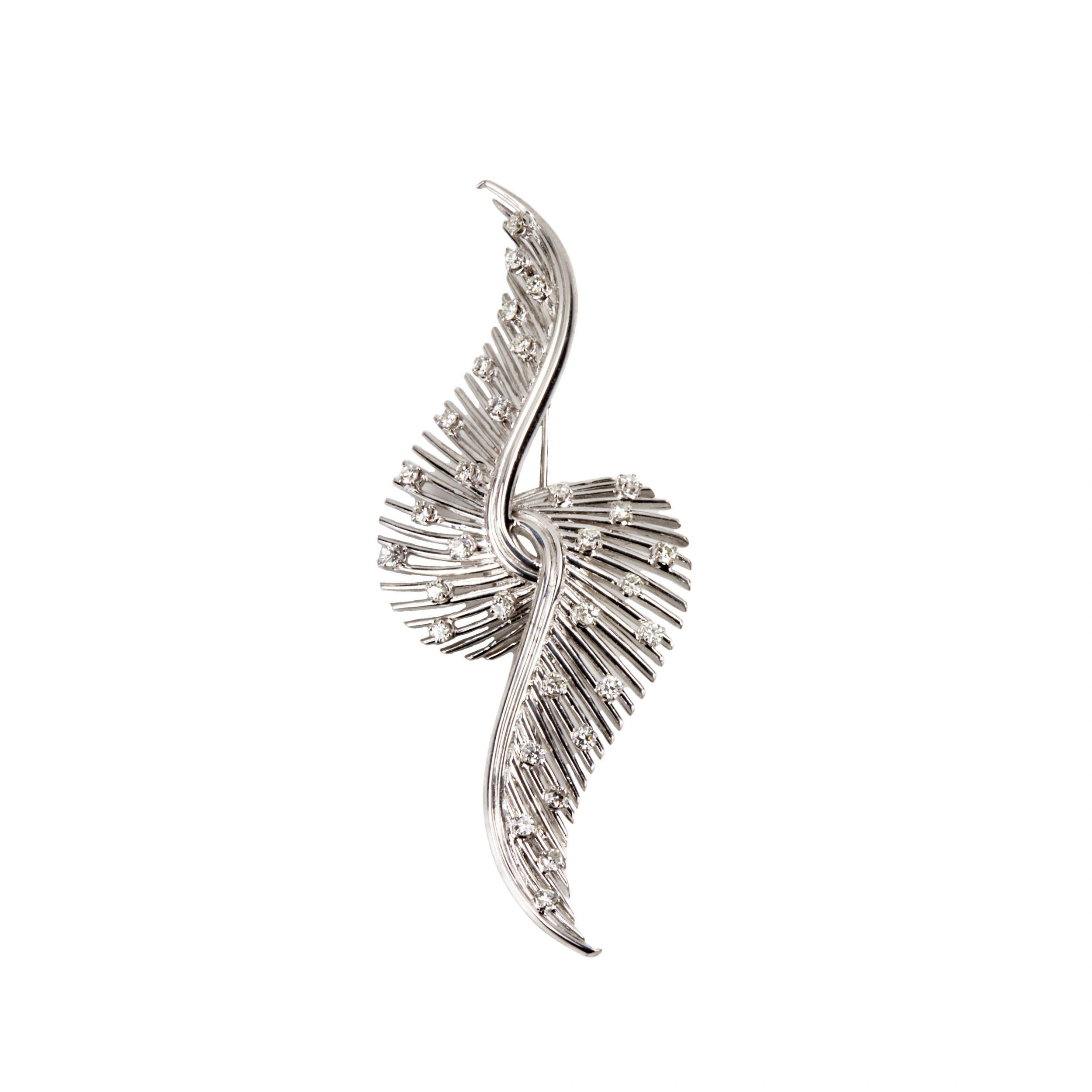 Broche-en-or-en-forme-d`ailes-avec-des-diamants-