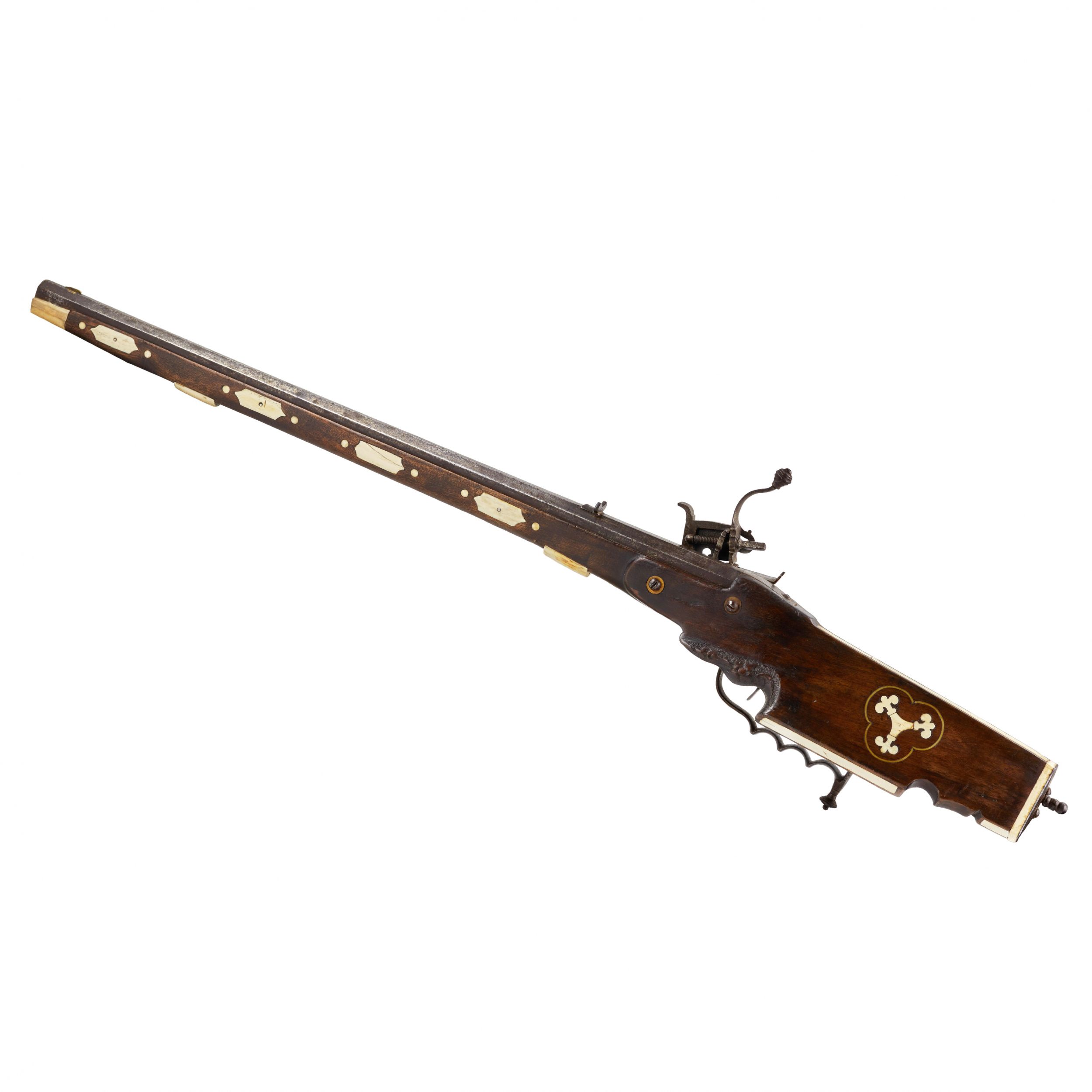 Pistolet-de-type-arquebuse-à-platine-à-roue-superbement-decore-fin-XVIIe-siècle-