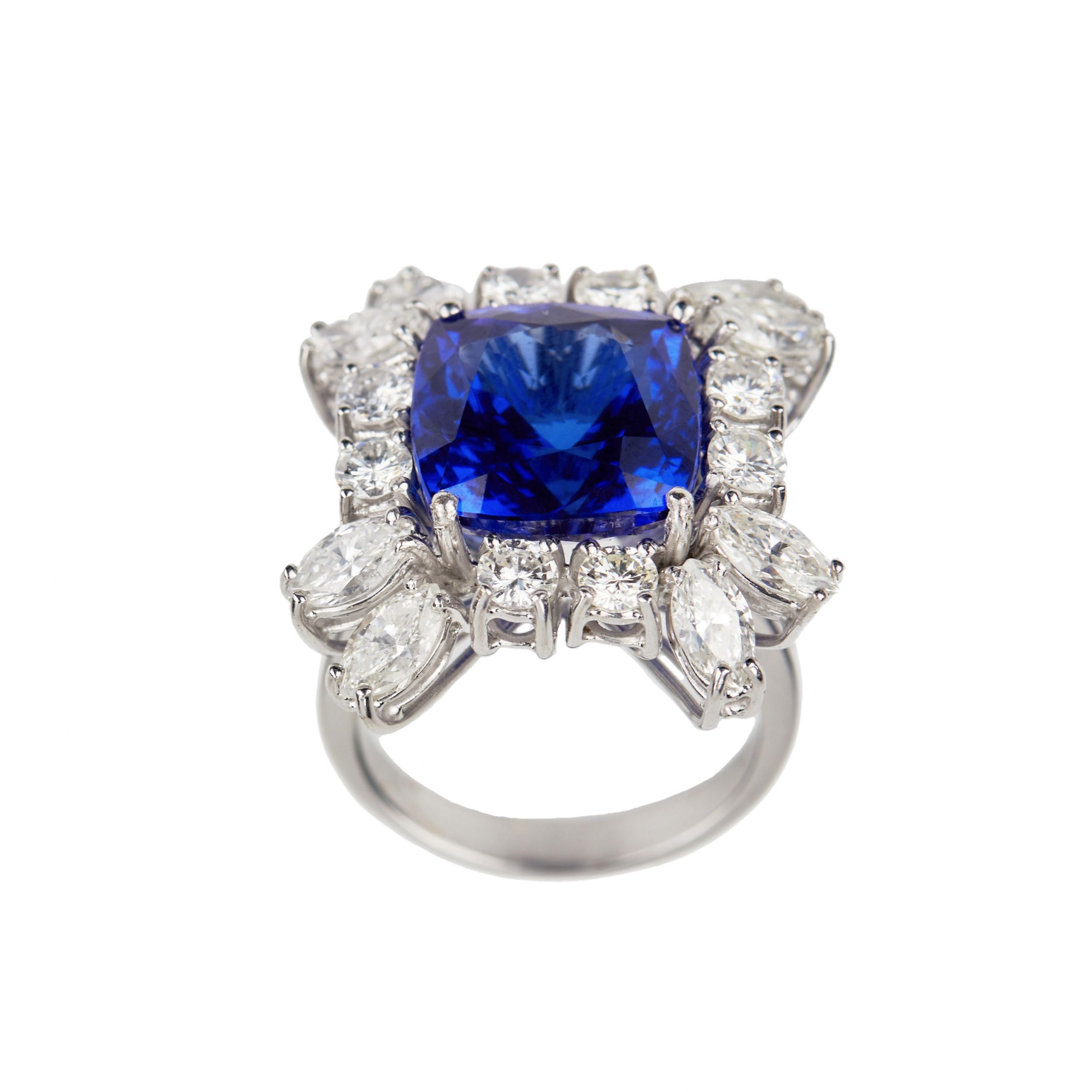 Gold-ring-with-tanzanite-and-diamonds-