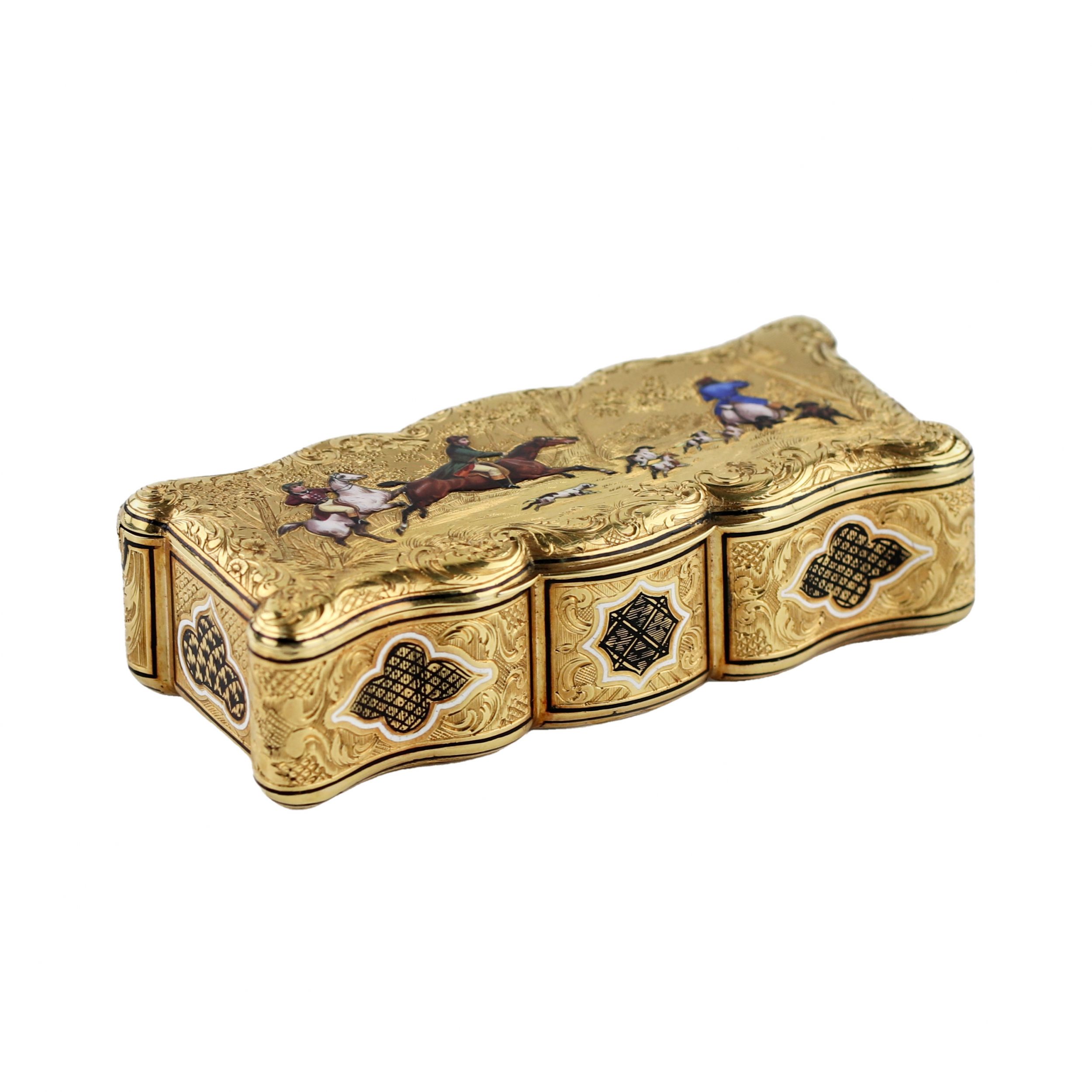 18K-gold-enameled-snuffbox-French-work-of-the-19th-century-with-scenes-of-equestrian-hunting-