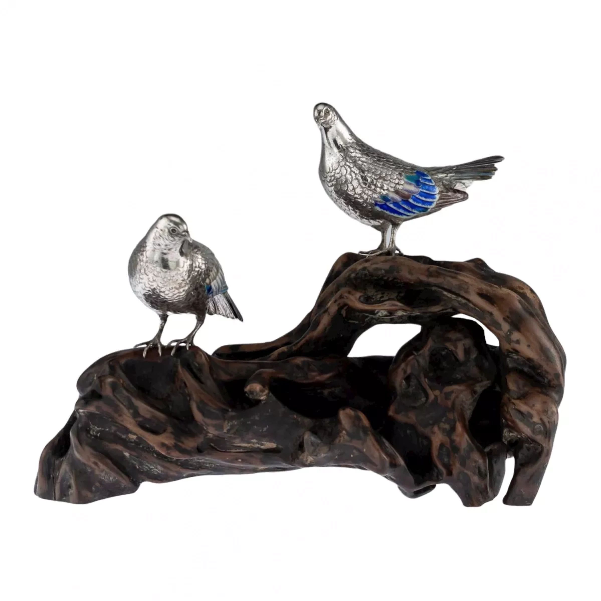 Figurines-japonaises-en-argent-de-pigeons-sauvages-sur-un-support-en-bois-Période-Meiji-