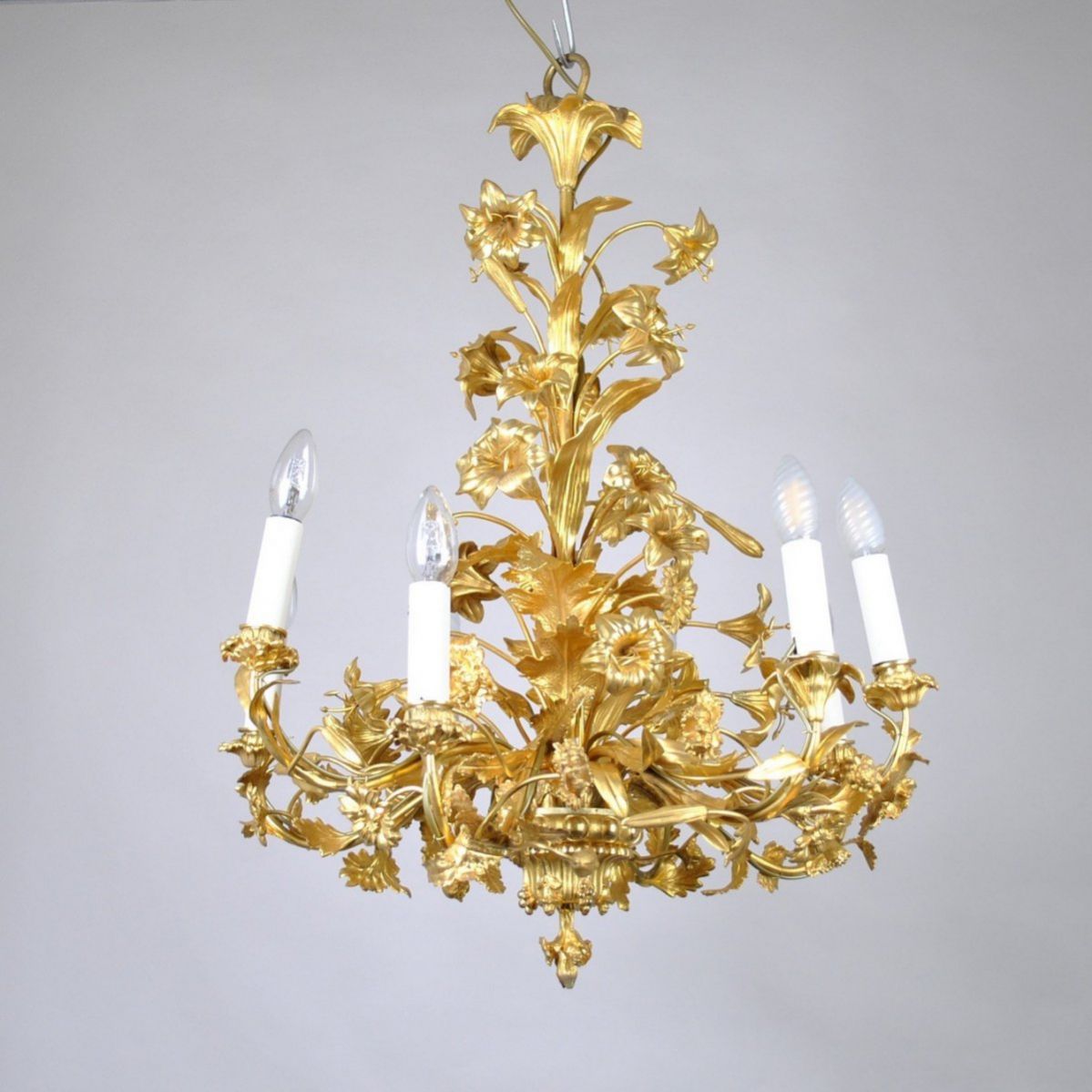 Lustre-en-bronze-doré-à-décor-de-fleurs-et-feuillages-XIXe-siècle