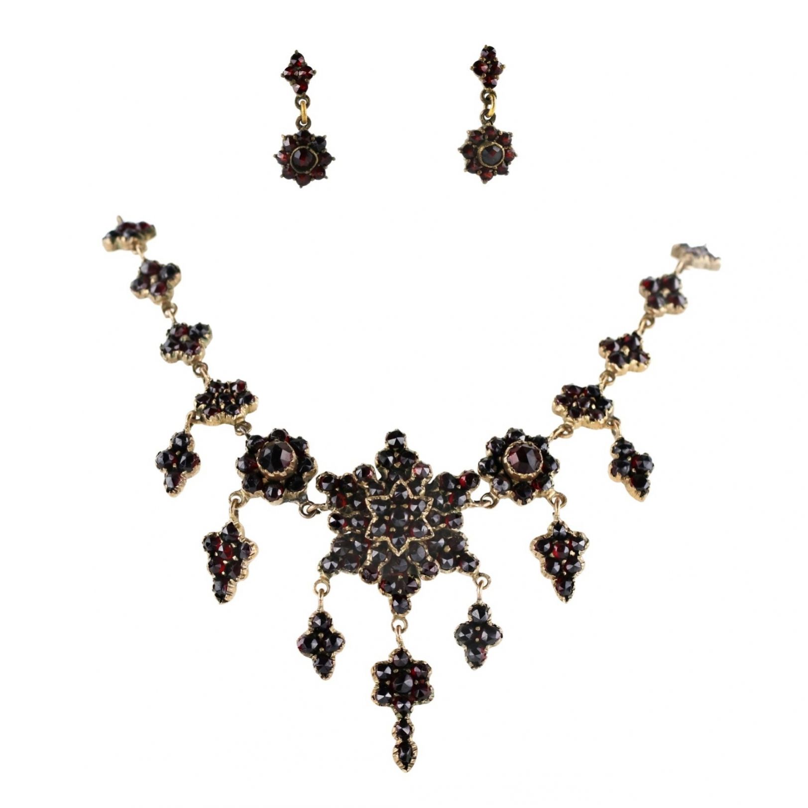 Necklace-and-pair-of-earrings-with-garnets-
