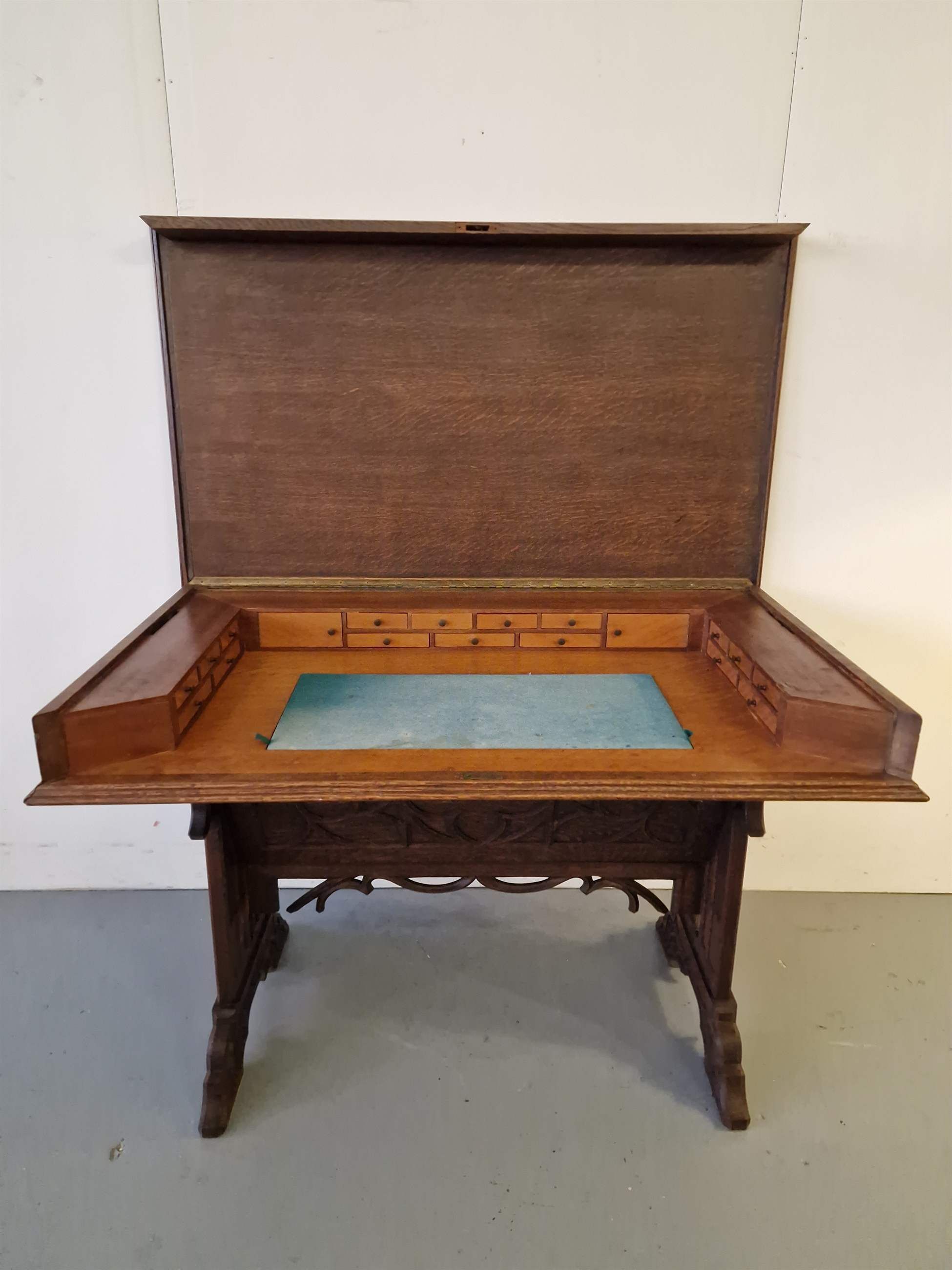 Bureau-de-style-gothique-