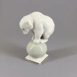 Figurine en porcelaine "Ours blanc sur le ballon" RFF