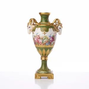 Vase en porcelaine. 19/20 ème siècle. 