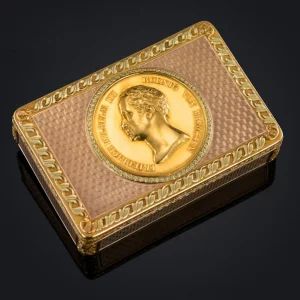 German three-colour 18k gold presentation snuff box