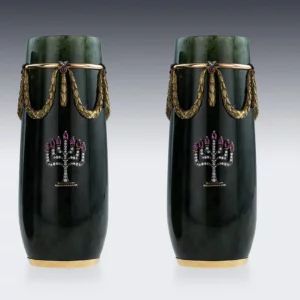 Une paire de vases de style russe unique