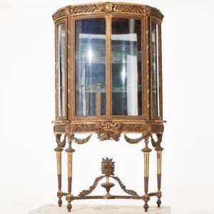 Vitrine en bois dore de style Louis XVI. 