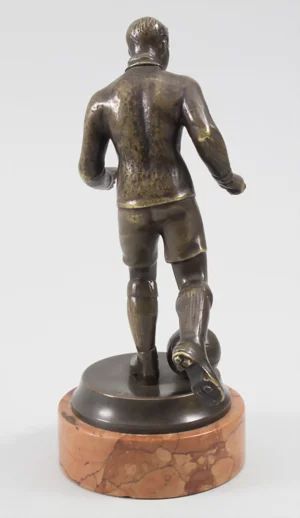 "Joueur de football", figure en bronze de Bruno Zach 1891-1945.