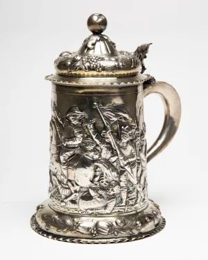 Silver beer goblet with battle scenes. First half of the 19th century.