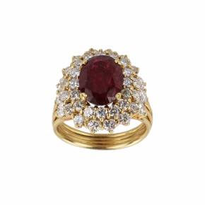 Gold ring with ruby and diamonds. 
