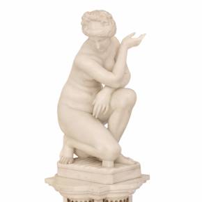 Magnificent marble sculpture on console. Bathing Venus. Italy. 19th century. 
