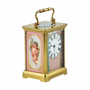 Pendule de carrosse française avec peinture sur porcelaine, style neo-rococo. Le tournant des XIXe-XXe siècles. 