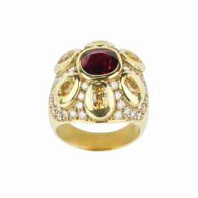 Золотое кольцо-перстень с рубином, желтыми сапфирами и бриллиантами.