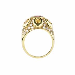 Gold ring with ruby, yellow sapphires and diamonds. 