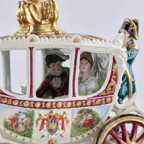 Saksijas, tēlniecības, porcelāna grupa Napoleona Bonaparta kāzu kariete. 