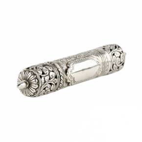 Etui cylindrique de la Meguila en argent ajoure à motifs floraux. 