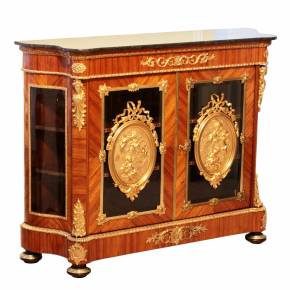 Grande commode de style Louis XVI. Fin du 19ème siècle.