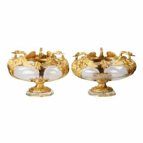 Paire de vases ronds en verre coule et bronze dore à motif de cygnes. France 20ème siècle. 