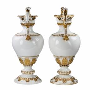 Pāris lielas Meisenes porcelāna vāzes ar zelta rotājumu uz balta, Napoleona III stila. 