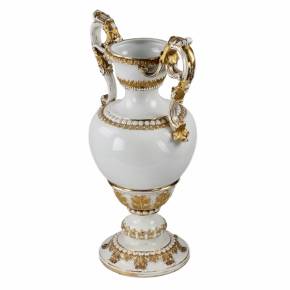 Paire de grands vases en porcelaine de Meissen à decor à l`or sur fond blanc, de style Napoleon III. 